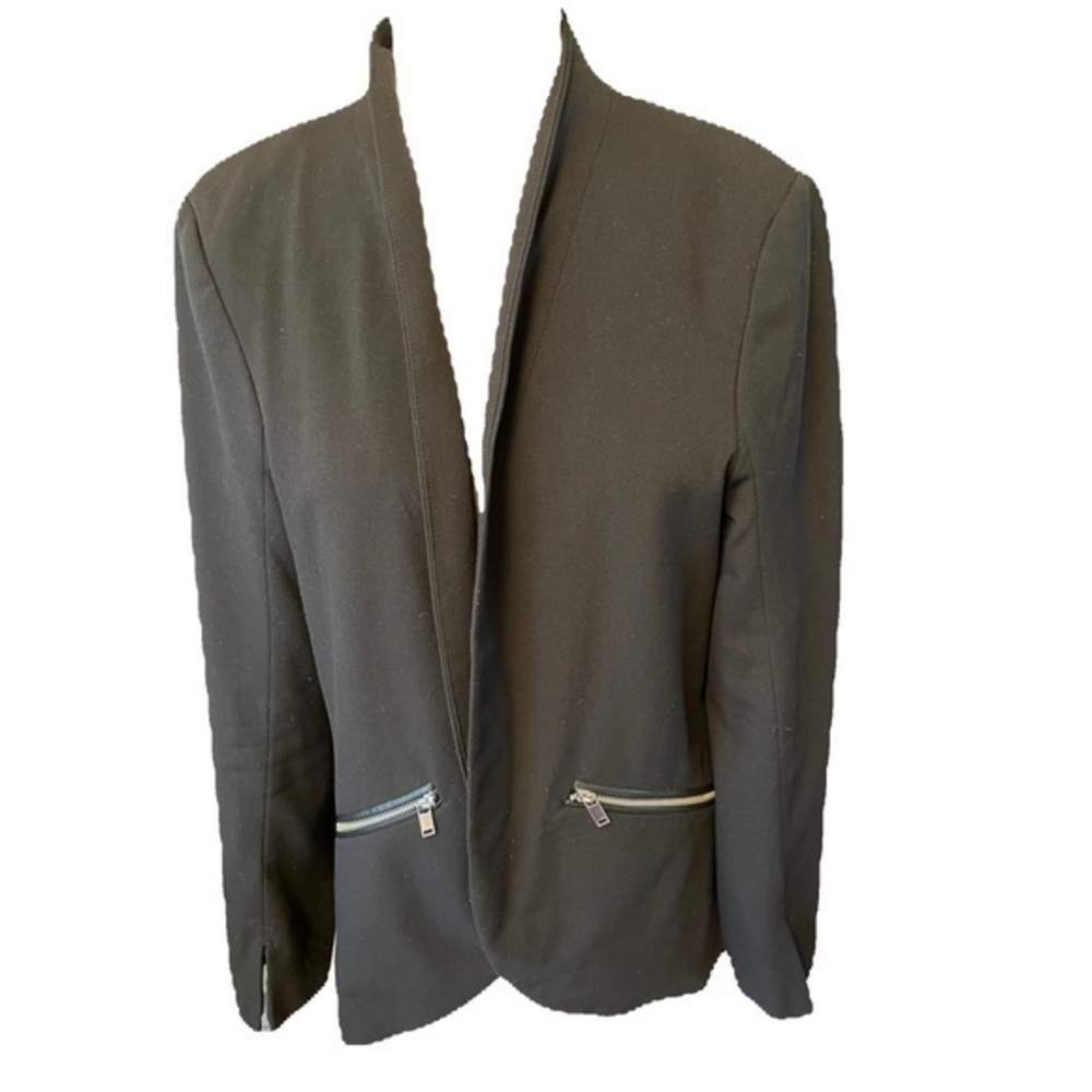 Black blazer w/ zippers w/ faux leather detailing on‎ the zippers. Size 12. K18.